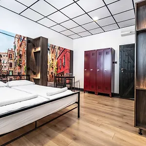 Hostal Vola, Varsovia
